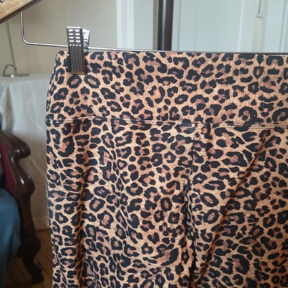 2/$40 Liquido leopard print stretchy leggings - Picture 4 of 9